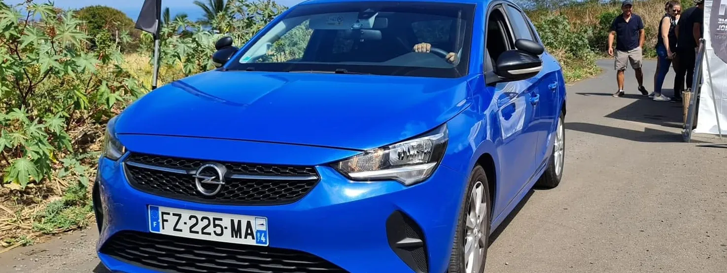 Le véhicule d’apprentissage de l’auto-école Permis Web sur une route du Sud de La Réunion.
