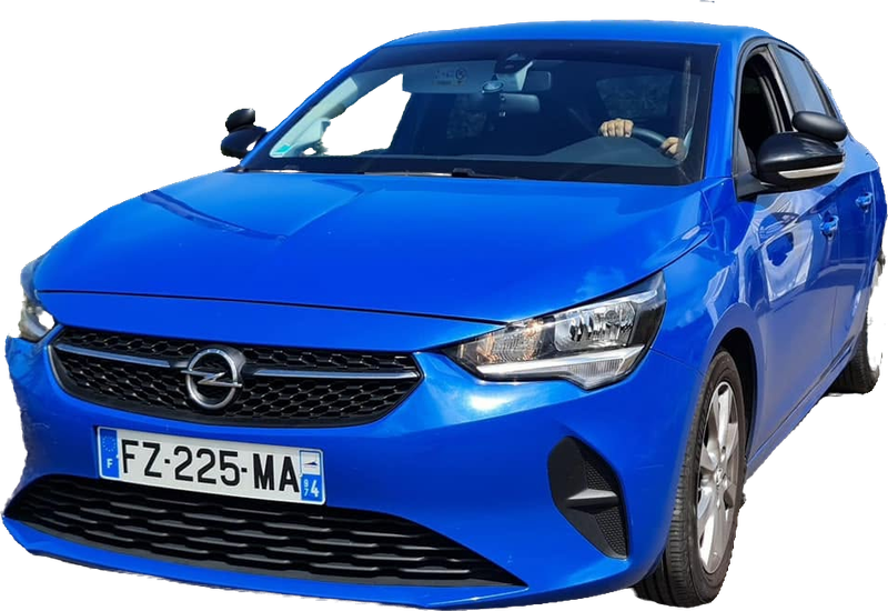 La voiture d’apprentissage de l’auto-école Permis Web : une Opel Corsa bleue équipée du panneau Auto-École.